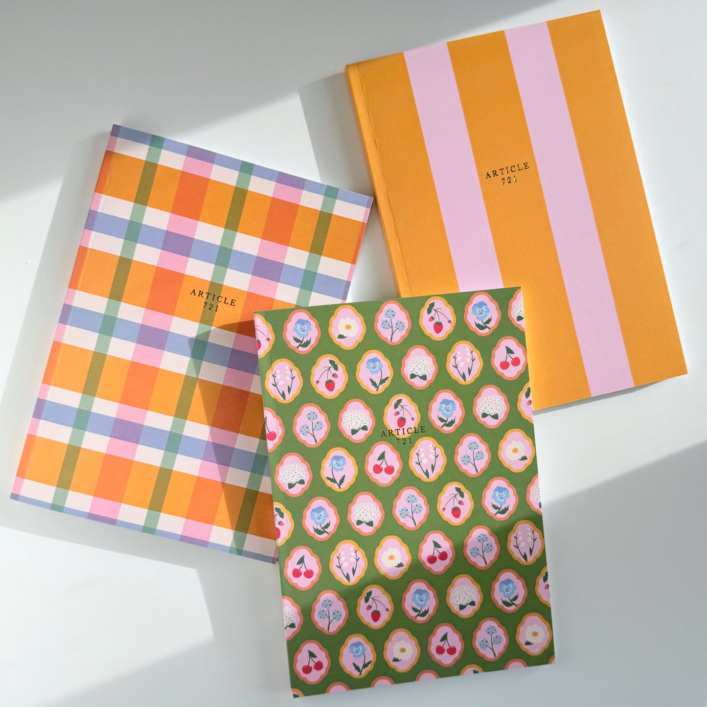 Les cahiers de notes de notre nouvelle collection Victorin nous rappelle les fleurs qu'on collectionne, les récamiers rayés et les petits pots de confitures sucrées. Nous y avons aussi ajouter notre logo en estampage à chaud, parce qu'on adore tout ce qui est doré!
Disponibles en 3 couvertures différentes.