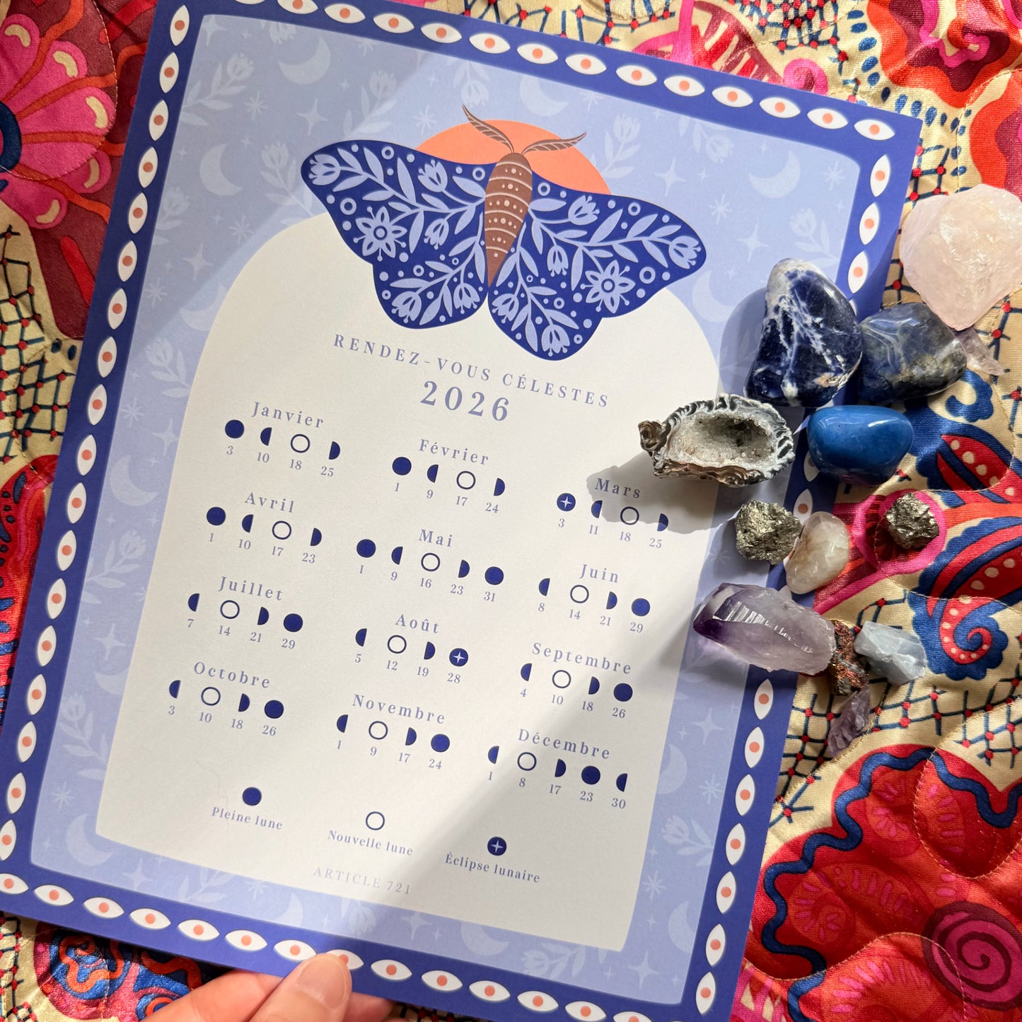 Toutes les deux un peu sorcières et surtout amoureuses de la lune,&nbsp;la conception d'un calendrier lunaire annuel et en français allait de soi.&nbsp;

À l'occasion de notre 13ème anniversaire, nous avons décidé de lui refaire une beauté et d'y aller avec une esthétique plus colorée et plus ludique! Nous y retrouvons toujours les 4 phases principales du cycle lunaire: la nouvelle lune, le premier quartier, la pleine lune, le dernier quartier ainsi que les éclipses lunaires.
