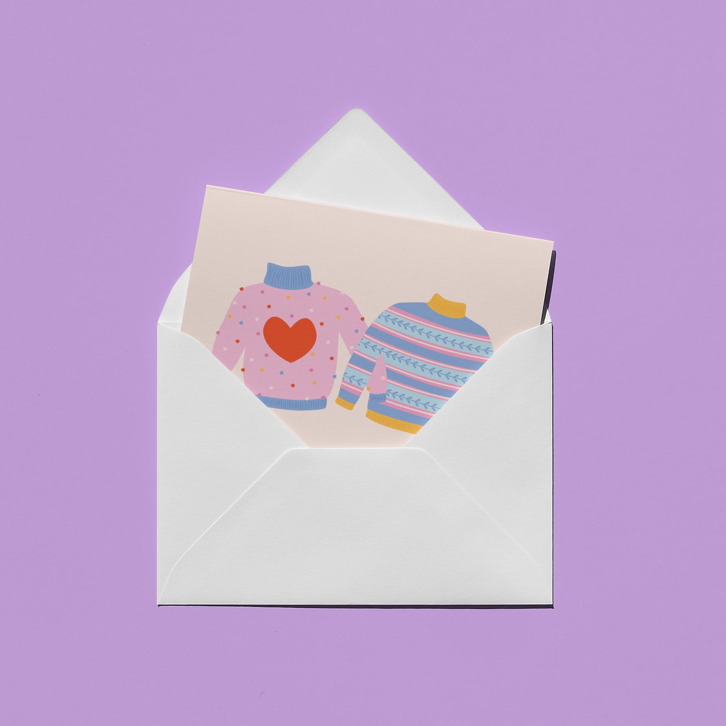 Une carte de souhait, c'est toujours agréable à écrire, à offrir et même à poster. Les cartes de souhaits de notre collection maison sont sans texte à l'intérieur donc parfaites pour partager autant vos mots doux que vos plus réconfortants. La carte Tricotés serrés est illustrée par Émilie Hébert, co-propriétaire de la boutique Article 721 et imprimée à Québec.