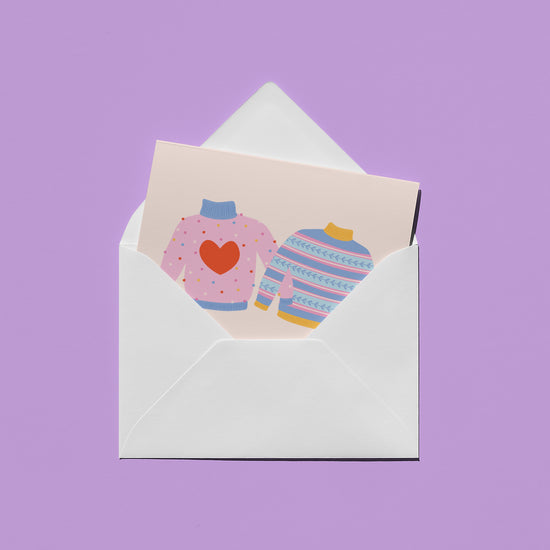 Une carte de souhait, c'est toujours agréable à écrire, à offrir et même à poster. Les cartes de souhaits de notre collection maison sont sans texte à l'intérieur donc parfaites pour partager autant vos mots doux que vos plus réconfortants. La carte Tricotés serrés est illustrée par Émilie Hébert, co-propriétaire de la boutique Article 721 et imprimée à Québec.