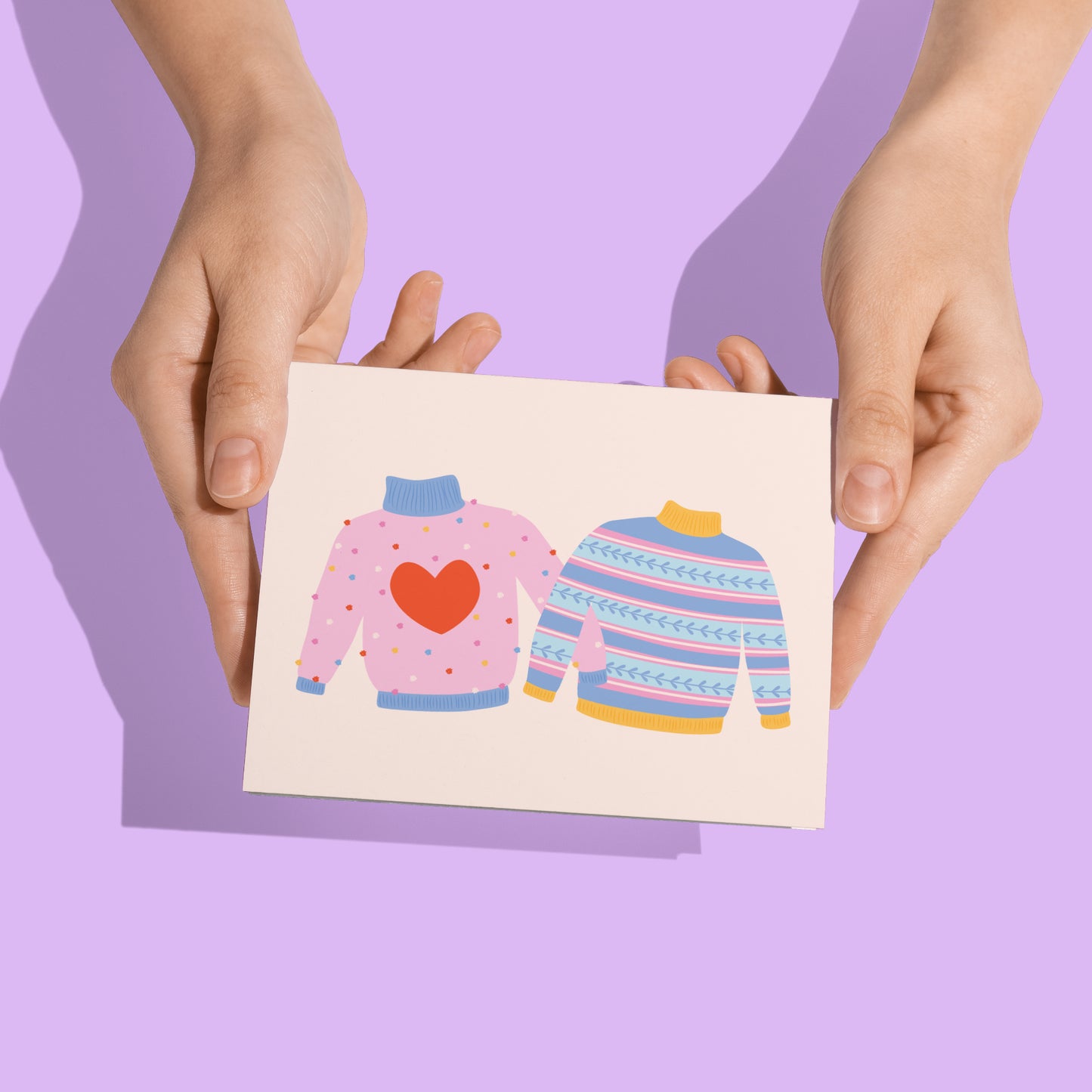 Une carte de souhait, c'est toujours agréable à écrire, à offrir et même à poster. Les cartes de souhaits de notre collection maison sont sans texte à l'intérieur donc parfaites pour partager autant vos mots doux que vos plus réconfortants. La carte Tricotés serrés est illustrée par Émilie Hébert, co-propriétaire de la boutique Article 721 et imprimée à Québec.