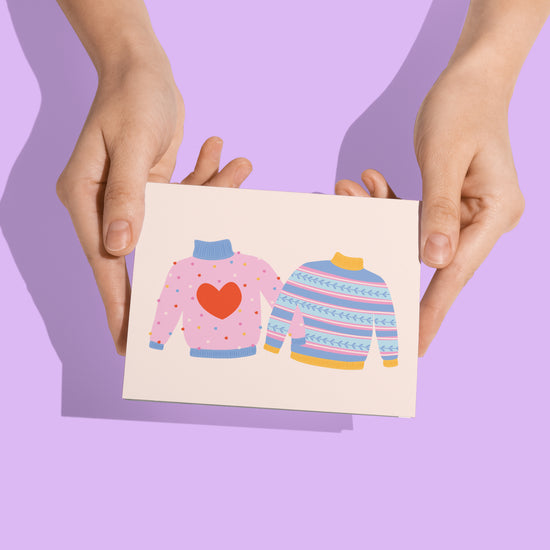 Une carte de souhait, c'est toujours agréable à écrire, à offrir et même à poster. Les cartes de souhaits de notre collection maison sont sans texte à l'intérieur donc parfaites pour partager autant vos mots doux que vos plus réconfortants. La carte Tricotés serrés est illustrée par Émilie Hébert, co-propriétaire de la boutique Article 721 et imprimée à Québec.