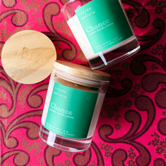 Pour notre 13e anniversaire, nous avons encore demandé à Les Lueurs de nous concocter une chandelle qui nous inspirerait la chance et l'abondance!&nbsp;

Le jasmin, le basilic et une note citronnée composent ce mariage frais, herbacé et légèrement sucré. Nous y avons ajouté une petite breloque porte-bonheur en verre qui une fois libérée de la cire, pourra orner un collier, décorer un porte-clé, ou se transformer en gri-gri à glisser sous l'oreiller!