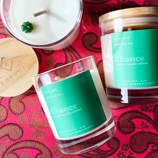 Pour notre 13e anniversaire, nous avons encore demandé à Les Lueurs de nous concocter une chandelle qui nous inspirerait la chance et l'abondance!&nbsp;

Le jasmin, le basilic et une note citronnée composent ce mariage frais, herbacé et légèrement sucré. Nous y avons ajouté une petite breloque porte-bonheur en verre qui une fois libérée de la cire, pourra orner un collier, décorer un porte-clé, ou se transformer en gri-gri à glisser sous l'oreiller!