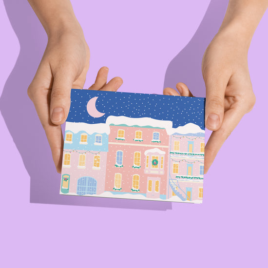 Limoilou est belle à toutes saisons, mais les soirs d'hiver, sur fond de neige folle et de ciel rose glacé, elle détrône bien des quartiers!&nbsp;Une carte de souhait, c'est toujours agréable à écrire, à offrir et même à poster. Les cartes de souhaits de notre collection maison sont sans texte à l'intérieur&nbsp;donc&nbsp;parfaites pour partager autant vos mots doux que&nbsp;vos plus réconfortants. La carte&nbsp;Limoilou l'hiver est illustrée par Émilie Hébert, co-propriétaire de la boutique Article 721 et 