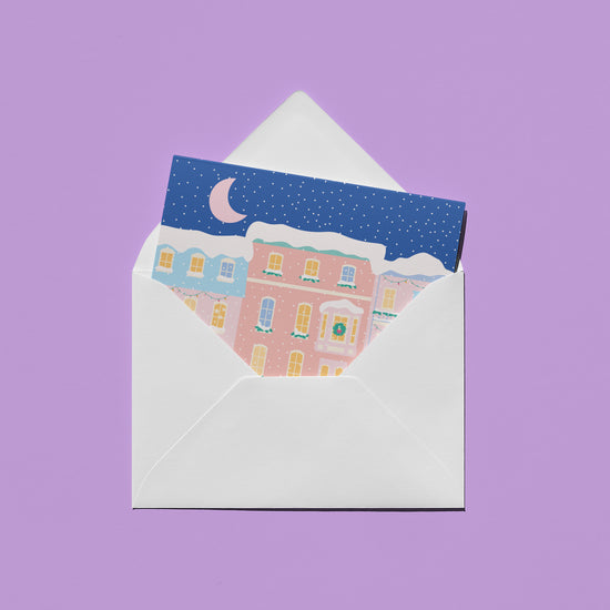 Limoilou est belle à toutes saisons, mais les soirs d'hiver, sur fond de neige folle et de ciel rose glacé, elle détrône bien des quartiers!&nbsp;Une carte de souhait, c'est toujours agréable à écrire, à offrir et même à poster. Les cartes de souhaits de notre collection maison sont sans texte à l'intérieur&nbsp;donc&nbsp;parfaites pour partager autant vos mots doux que&nbsp;vos plus réconfortants. La carte&nbsp;Limoilou l'hiver est illustrée par Émilie Hébert, co-propriétaire de la boutique Article 721 et 