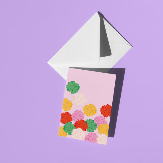 Une carte de souhait, c'est toujours agréable à écrire, à offrir et même à poster. Les cartes de souhaits de notre collection maison sont sans texte à l'intérieur donc parfaites pour partager autant vos mots doux que vos plus réconfortants. La carte Pompons est illustrée par Émilie Hébert, co-propriétaire de la boutique Article 721 et imprimée à Québec.