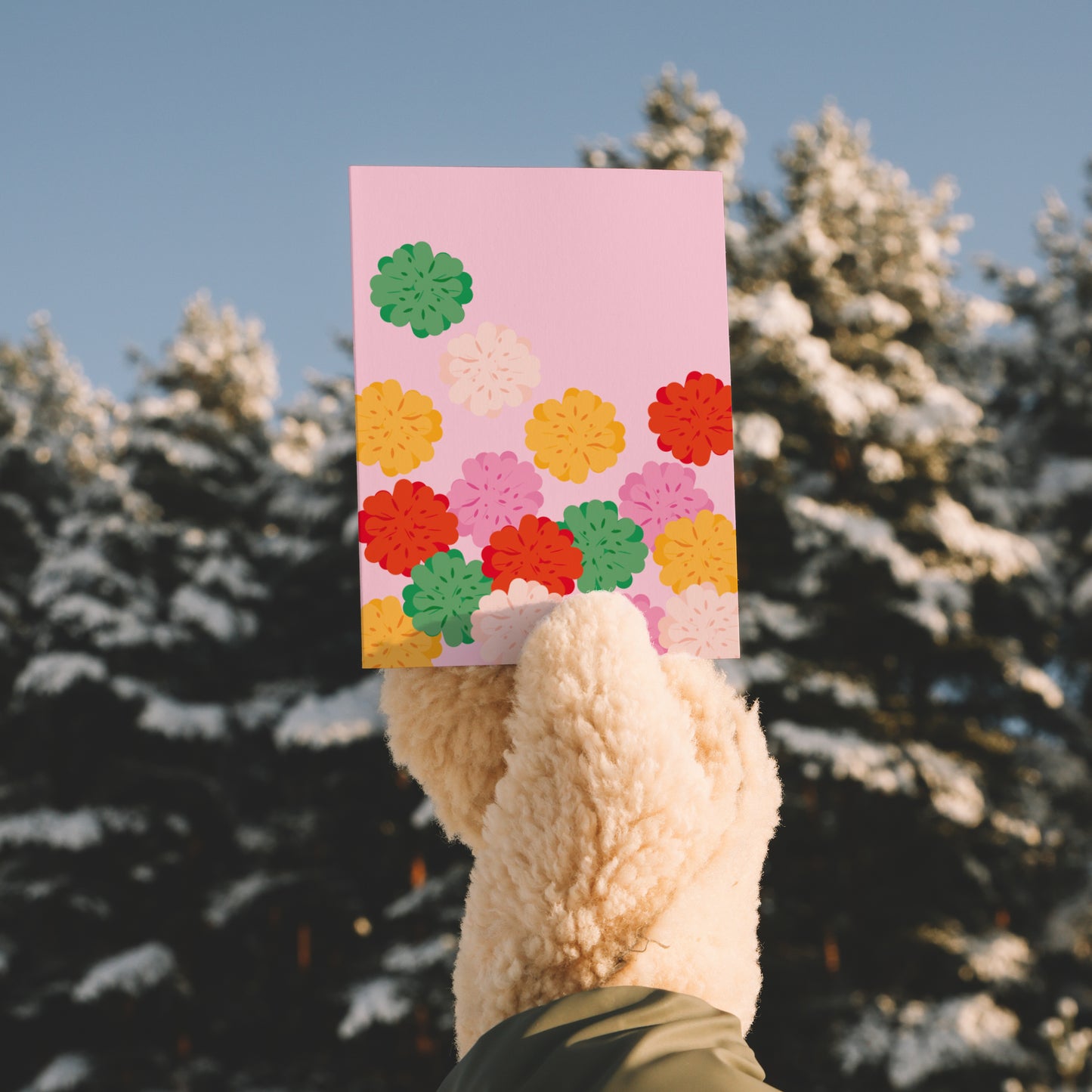 Une carte de souhait, c'est toujours agréable à écrire, à offrir et même à poster. Les cartes de souhaits de notre collection maison sont sans texte à l'intérieur donc parfaites pour partager autant vos mots doux que vos plus réconfortants. La carte Pompons est illustrée par Émilie Hébert, co-propriétaire de la boutique Article 721 et imprimée à Québec.