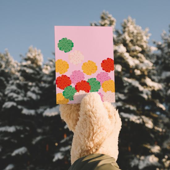 Une carte de souhait, c'est toujours agréable à écrire, à offrir et même à poster. Les cartes de souhaits de notre collection maison sont sans texte à l'intérieur donc parfaites pour partager autant vos mots doux que vos plus réconfortants. La carte Pompons est illustrée par Émilie Hébert, co-propriétaire de la boutique Article 721 et imprimée à Québec.