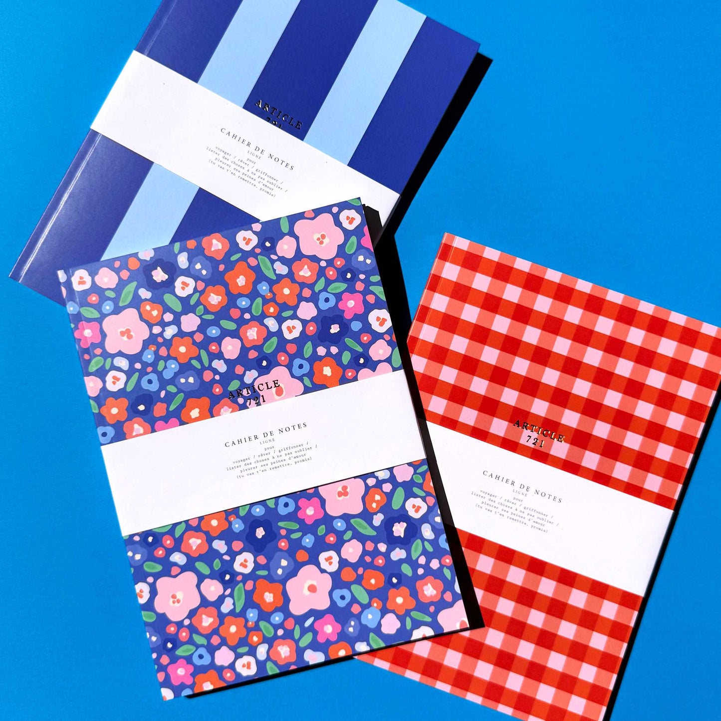 C'est maintenant une tradition! Depuis quelques années, nous concevons une mini collection de cahiers de notes de notre marque maison! Encore une fois, ils sont fièrement conçus localement et vendus exclusivement chez Article 721!

La collection Vichy est composée de motifs indémodables, classiques et passe-partout! Nous y avons aussi ajouter notre logo en estampage à chaud, parce qu'on adore tout ce qui est doré!