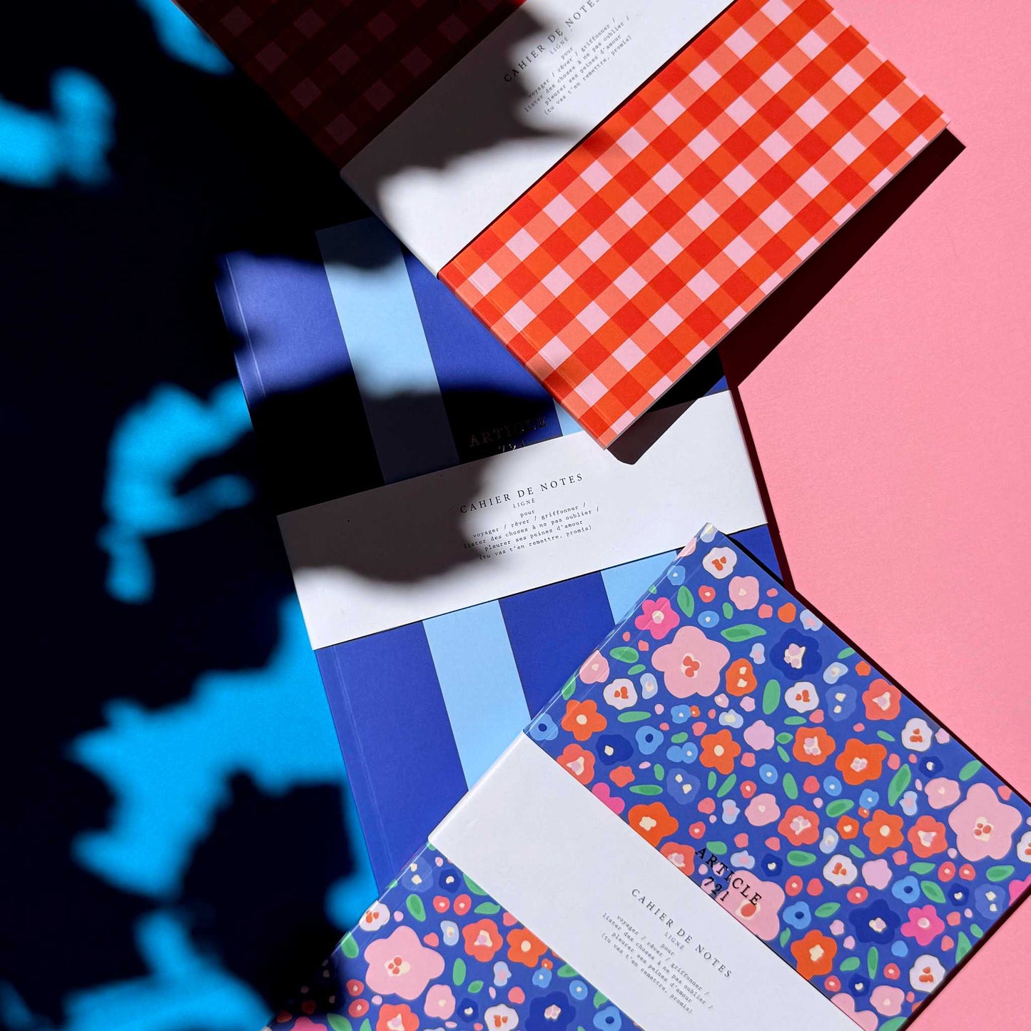 C'est maintenant une tradition! Depuis quelques années, nous concevons une mini collection de cahiers de notes de notre marque maison! Encore une fois, ils sont fièrement conçus localement et vendus exclusivement chez Article 721!

La collection Vichy est composée de motifs indémodables, classiques et passe-partout! Nous y avons aussi ajouter notre logo en estampage à chaud, parce qu'on adore tout ce qui est doré!